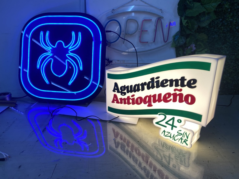 Avisos en Acrilico 3D y Neon