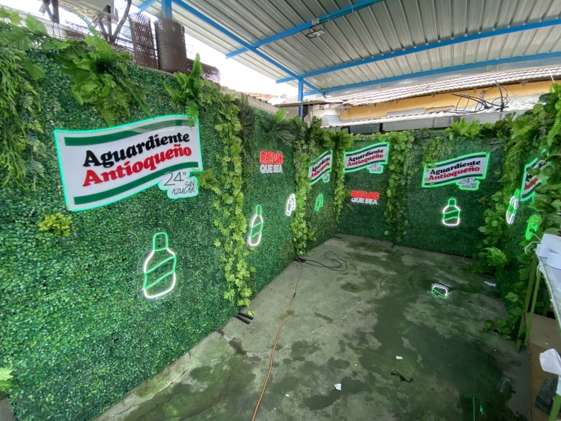 Backing en plantas artificiales – Backing Avisos en Neon