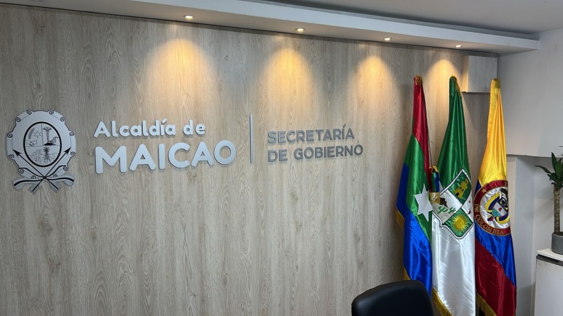 Letreros en Acrilico Plata – Alcaldia de Maicao