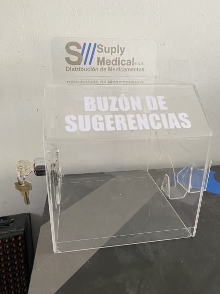 Buzon de sugerencias en acrilico transparente