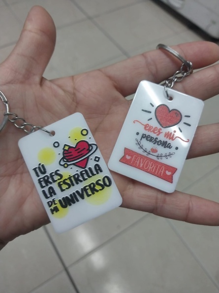 Llaveros en acrilico impreso – diseños personalizados