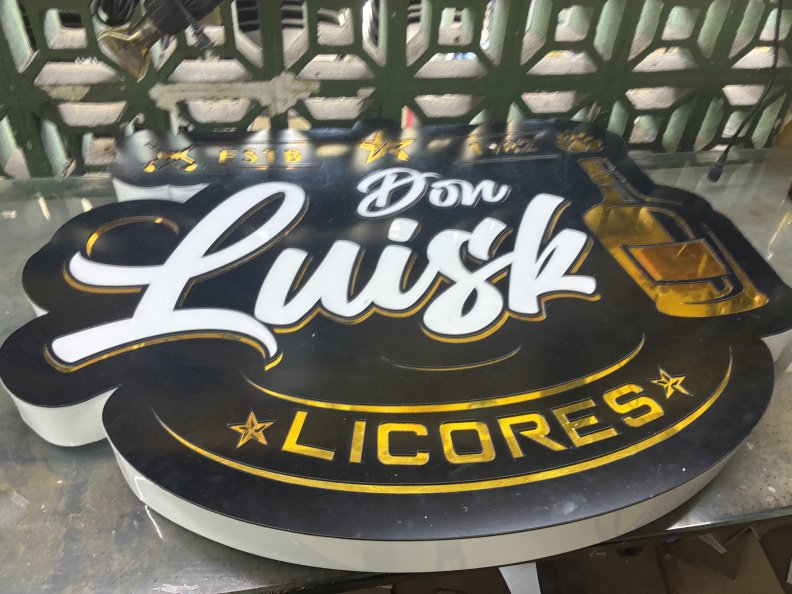 Diseño y Fabricacion Aviso en Acrilico 3D